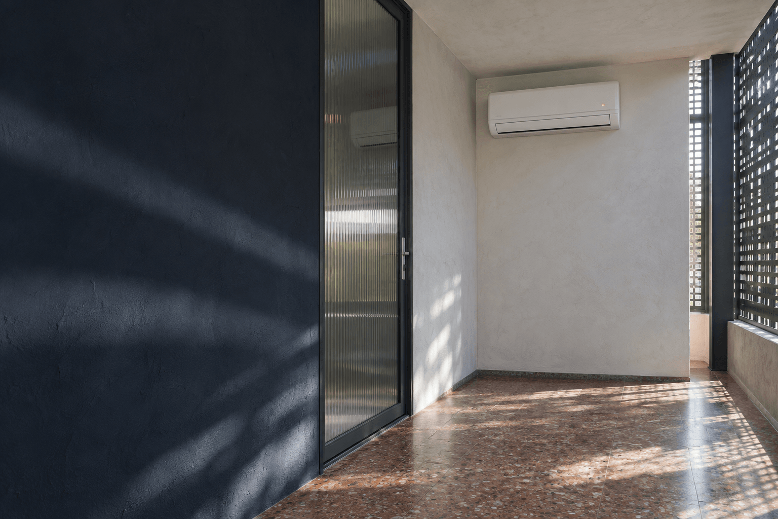 Reparación de aire acondicionado en Barajas, Madrid — Split mural completo en un patio cubierto con bandas de luz, para la reparación de fallos intermitentes en Barajas — Mitsutec