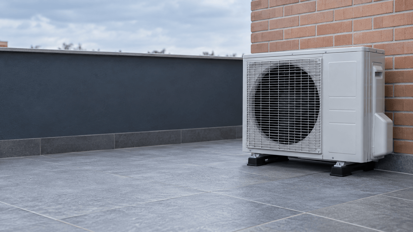 Reparación de aire acondicionado en Las Rejas, Madrid — Unidad exterior Mitsubishi Electric en una terraza, ilustración de la guía de reparación de aire acondicionado en Rejas — Mitsutec